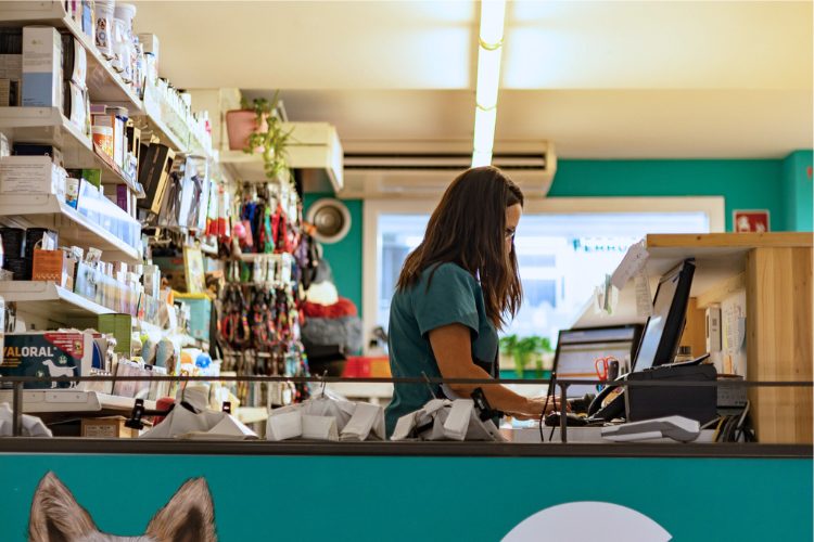 Interior de la tienda para mascotas