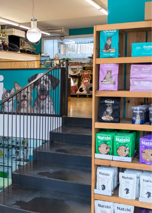 Estanterías de la tienda para mascotas